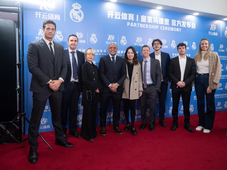 那不勒斯官方:球队在周三开始已恢复训练,孔蒂将缺席至下周一 那不勒斯官方:球队在周三开始已恢复训练,孔蒂将缺席至下周一